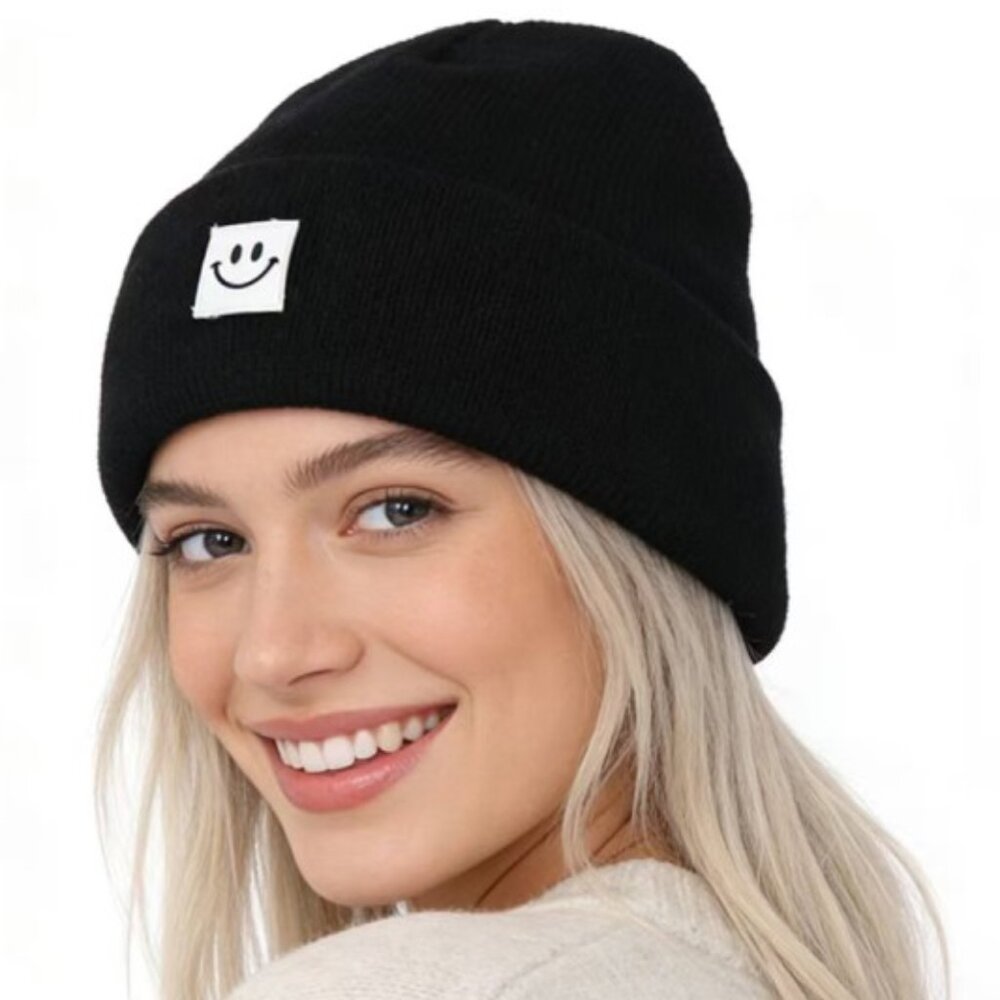 ❄️ CLEAROUT ❄️Smiley Face Patch Beanie